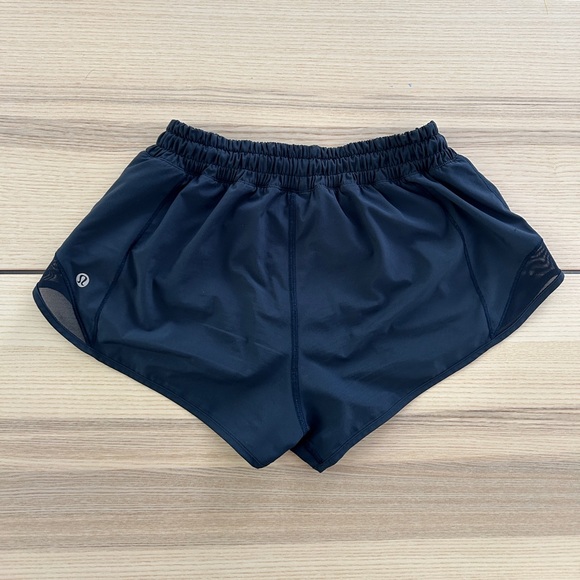 Lululemon Hotty Hot Low-Rise Lined Short 2.5” - Picture 4 of 5